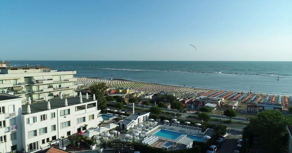 Hotel Promenade Universale Cesenatico Esterno foto