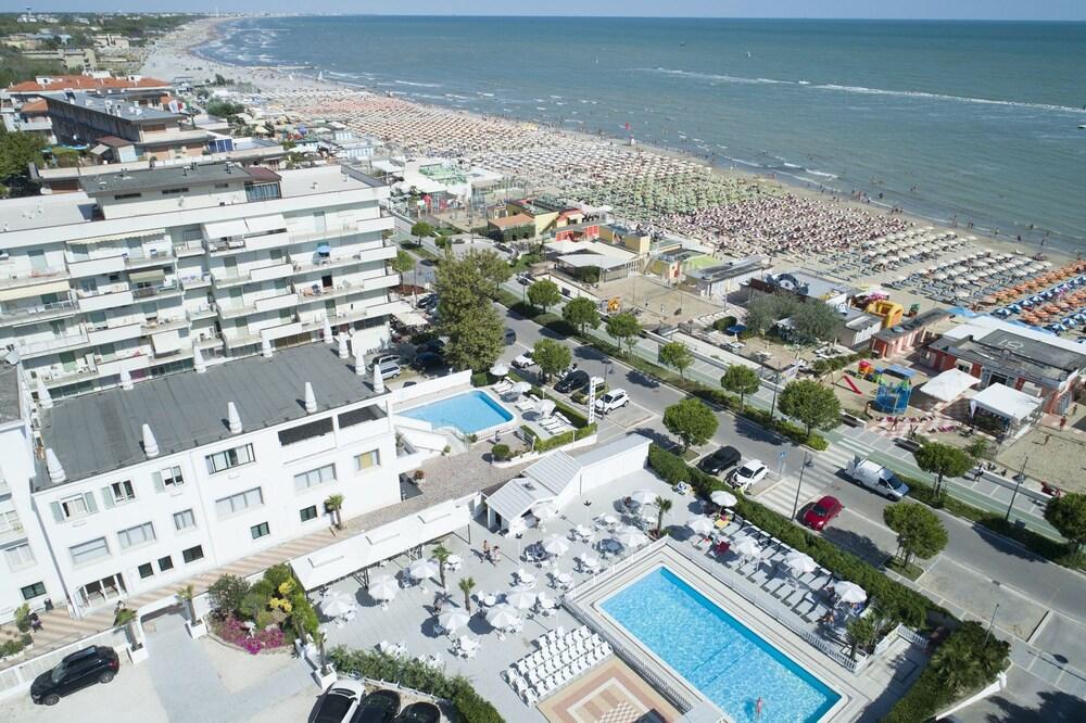 Hotel Promenade Universale Cesenatico Esterno foto