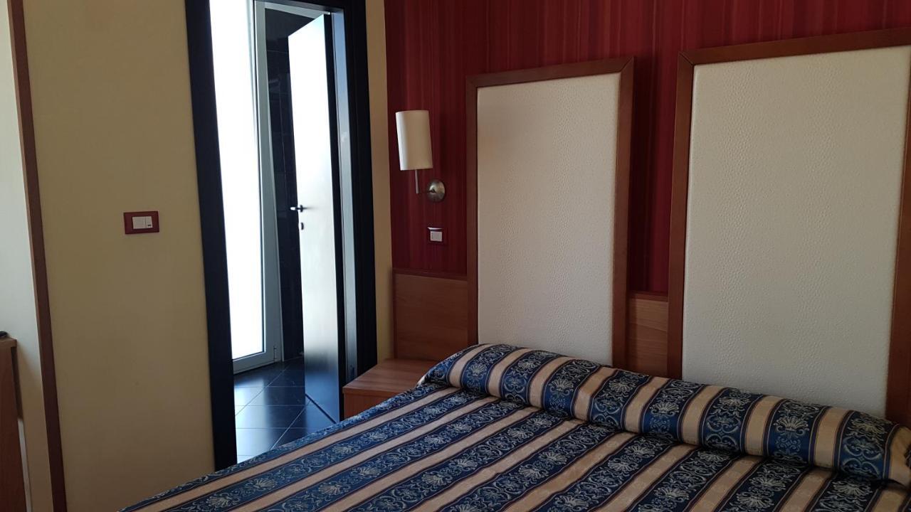 Hotel Promenade Universale Cesenatico Esterno foto